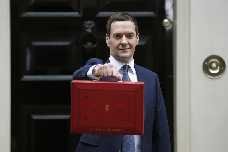 © Reuters. وزير مالية بريطانيا يعلن تقليص الإعانات الاجتماعية لمحدودي الدخل