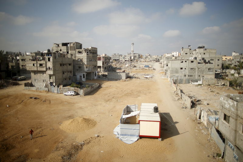 © Reuters. Bairro de  Shejaia, um dos mais afetados na guerra de Gaza, um ano após o conflito