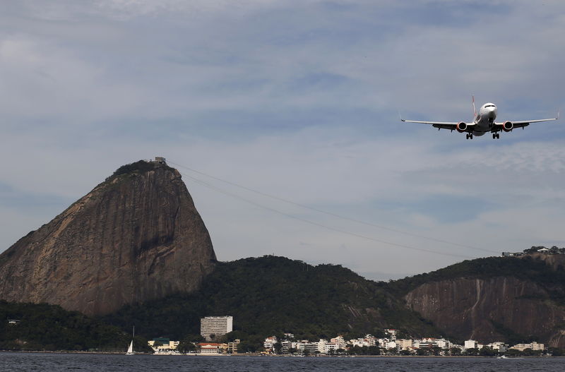 © Reuters. Avião sobrevoando o Rio de Janeiro