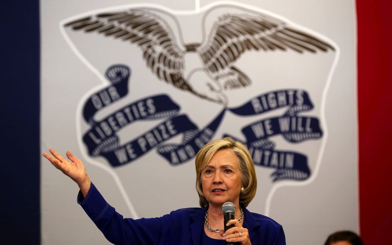 © Reuters. U.S. Democratic presidential candidate Hillary Clinton speaks at a campaign event in Iowa City