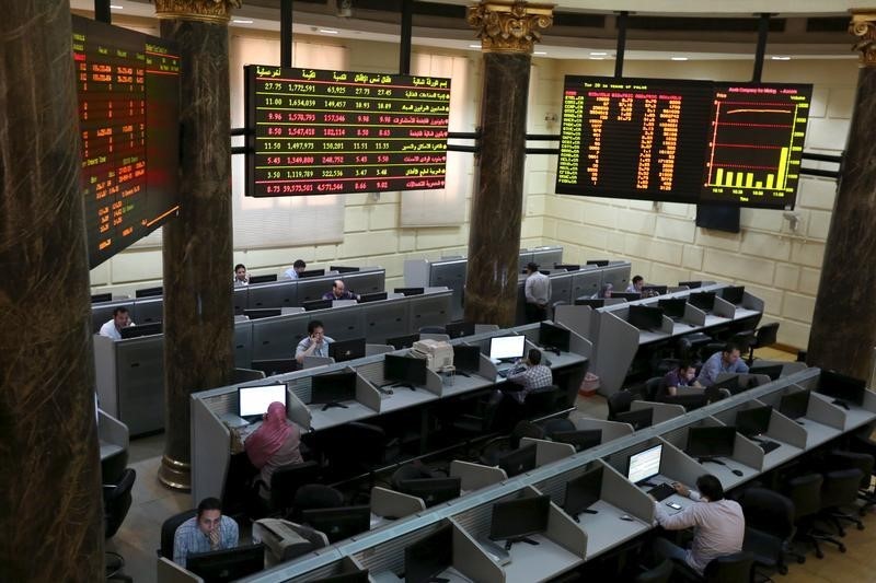 © Reuters. البورصة المصرية تواصل هبوطها وضعف النفط يضغط على أسواق الأسهم الخليجية