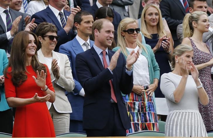 © Reuters. Britain's Catherine Duchess of Cambridge and Prince William (C) applaud after Andy Murray of Britain won his match against Vasek Pospisil of Canada at the Wimbledon Tennis Championships in London