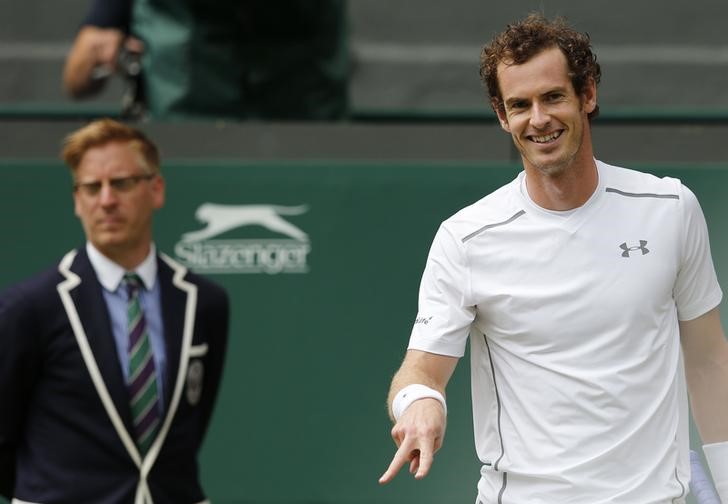 © Reuters. Federer y Murray se medirán en semifinales de Wimbledon