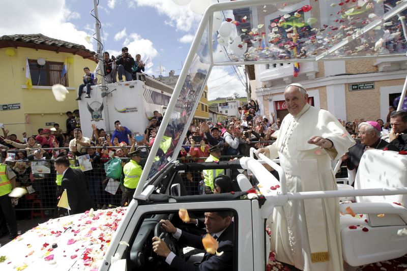 © Reuters. Papa Francisco acena para fiéis durante visita ao Equador