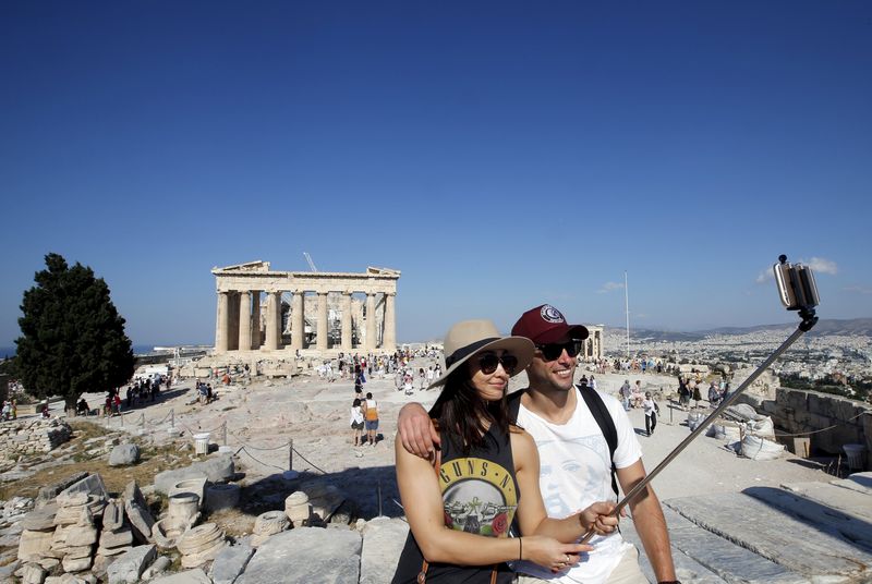 © Reuters. Casal de tursistas no Partenon, em Atenas 