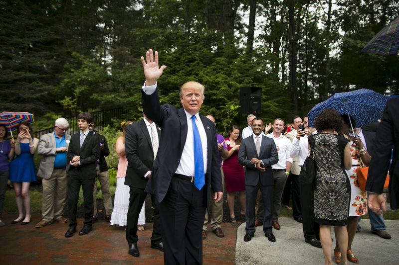 © Reuters. Businessman and Republican presidential candidate Donald Trump greets supporters during a back-yard reception in Bedford