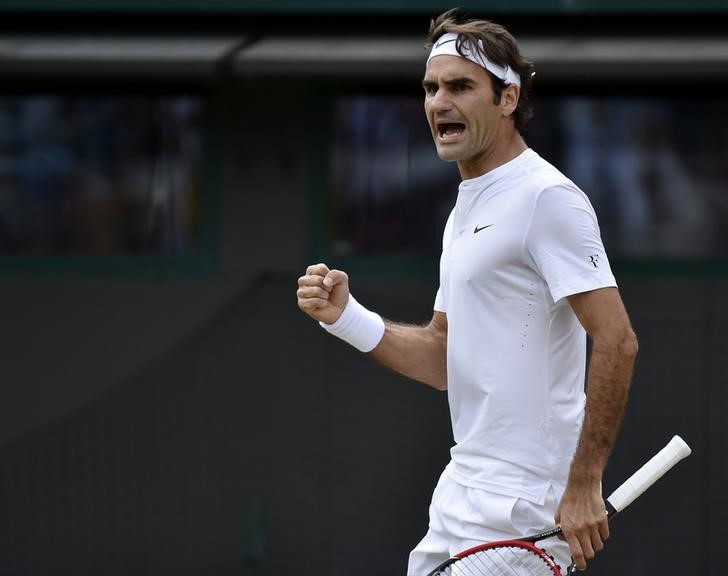 © Reuters. Tenista suíço Roger Federer durante partida contra o francês Gilles Simon pelo torneio de Wimbledon, em Londres