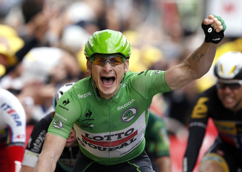 © Reuters. Greipel gana la quinta etapa del Tour, Martin sigue líder