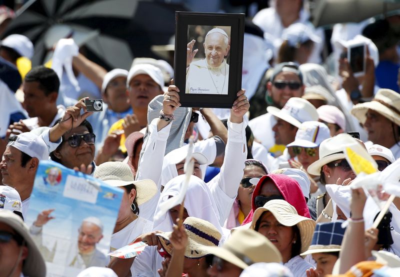 © Reuters. Instalan carteles contra la homofobia en el recorrido del Papa en Paraguay