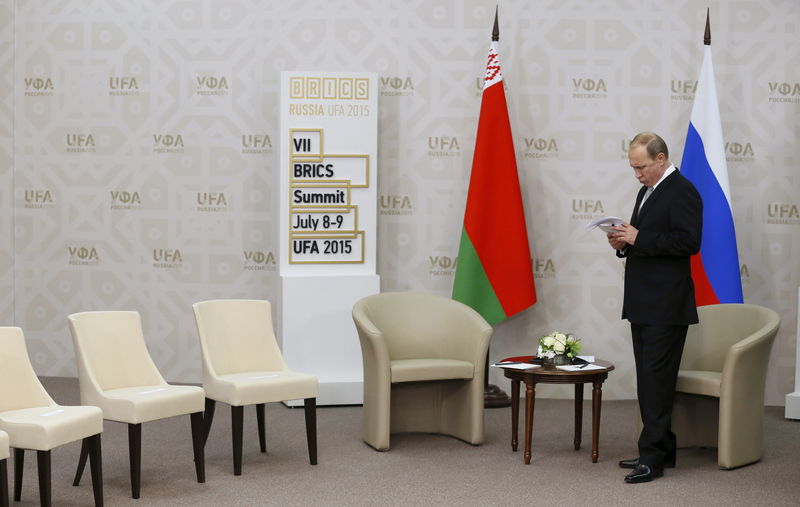 © Reuters. Russia's President Putin waits before a meeting with Belarus' President Lukashenko in Ufa