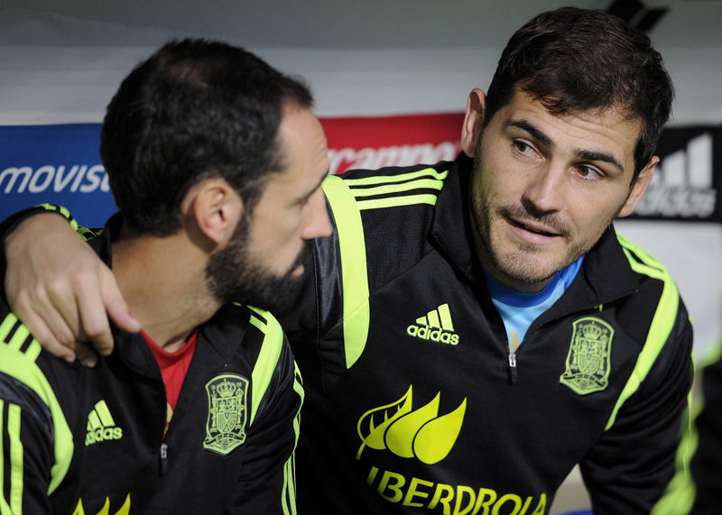 © Reuters. Iker Casillas a punto de abandonar Real Madrid y partir rumbo a Oporto