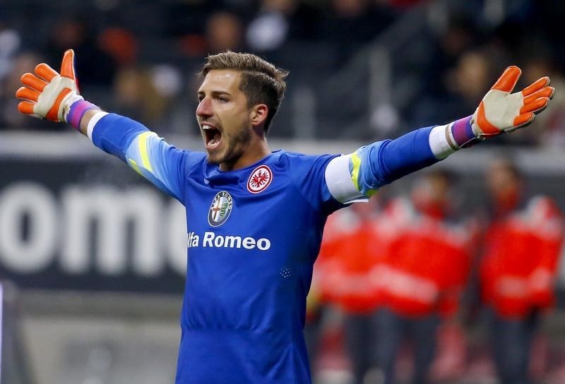 © Reuters. Eintracht Frankfurt's goalkeeper Trapp shouts to team mates during Bundesliga soccer match against VfL Wolfsburg in Frankfurt 