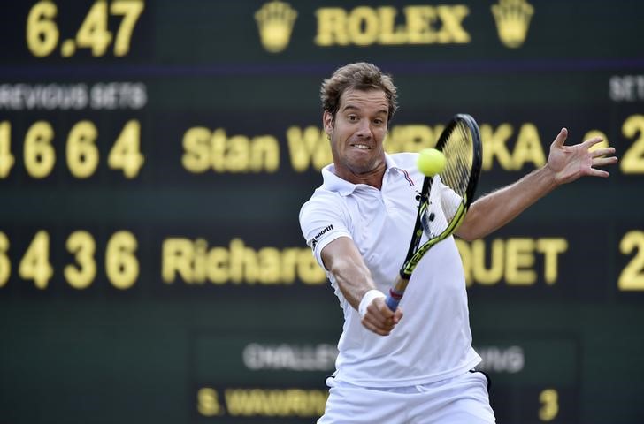 © Reuters. Tenista francês Richard Gasquet durante jogo contra o suíço Stan Wawrinka