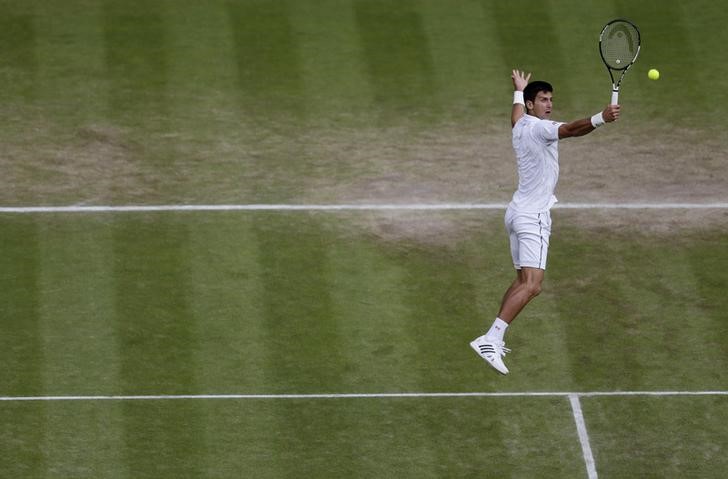 © Reuters. Tenista sérvio Novak Djokovic durante jogo contra o croata Marin Cilic