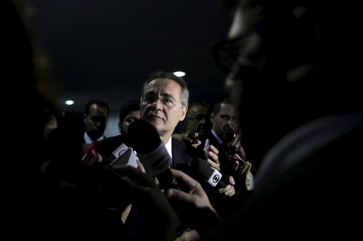© Reuters. Presidente do Congresso, senador Renan Calheiros, fala com jornalistas ao chegar ao Senado, em Brasília