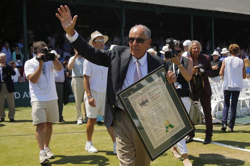 © Reuters. Coach Nick Bollettieri waves to the crowd after being inducted into the International Tennis Hall of Fame in Newport