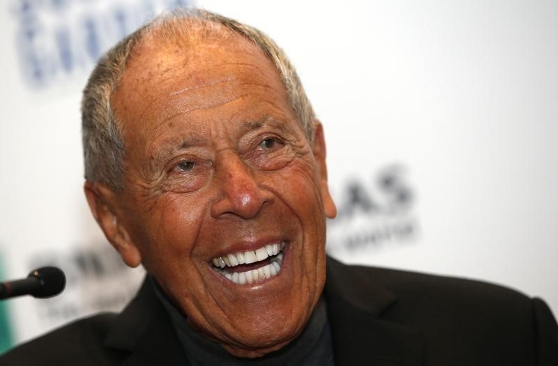 © Reuters. Tennis coach Bollettieri laughs during news conference where he was introduced as one of the five new inductees to the International Tennis Hall of Fame in New York