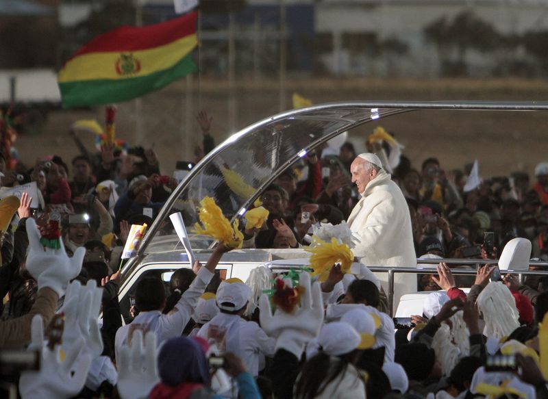 © Reuters. Papa Francisco chega a El Alto, na Bolívia, nesta quarta-feira