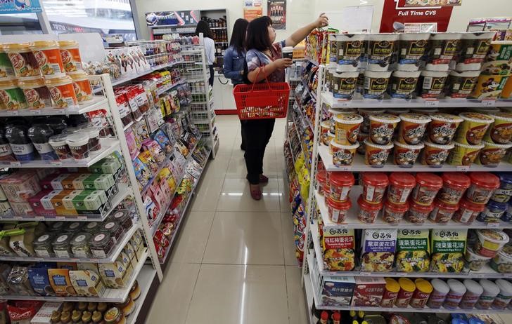 © Reuters. Customers choose goods at a shop in Beijing