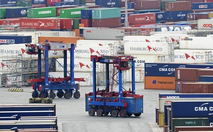 © Reuters. Van carriers transport containers at a shipping terminal in the harbour of Hamburg