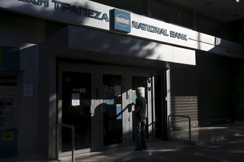 © Reuters. Los bancos griegos tienen suficiente dinero en efectivo hasta el lunes