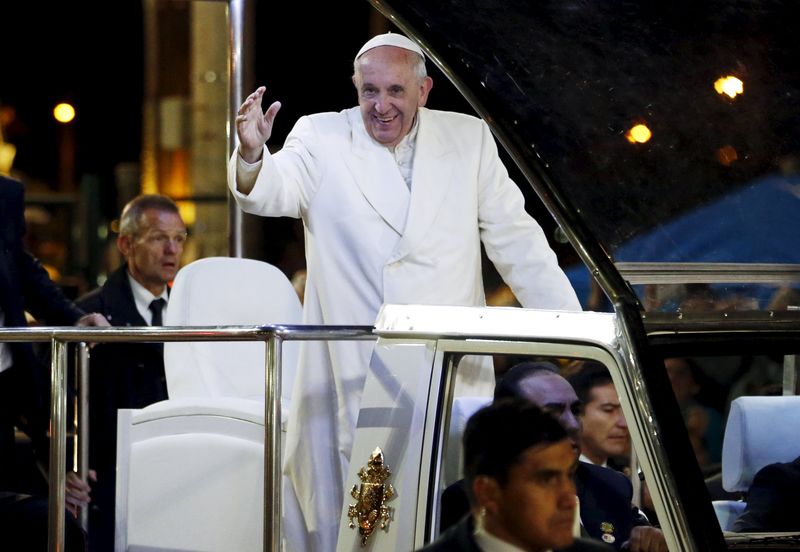 © Reuters. Papa Francisco toma té de coca para prevenir mal de altura en Bolivia