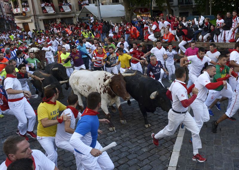 © Reuters. El tercer encierro de San Fermín deja cinco contusionados