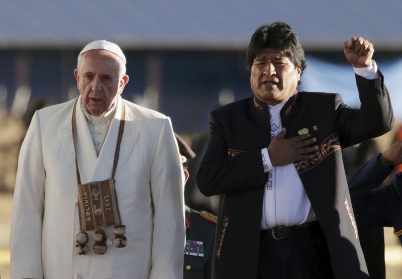 © Reuters. البابا يشيد بالإصلاحات الاجتماعية في بوليفيا مع تحسن العلاقات