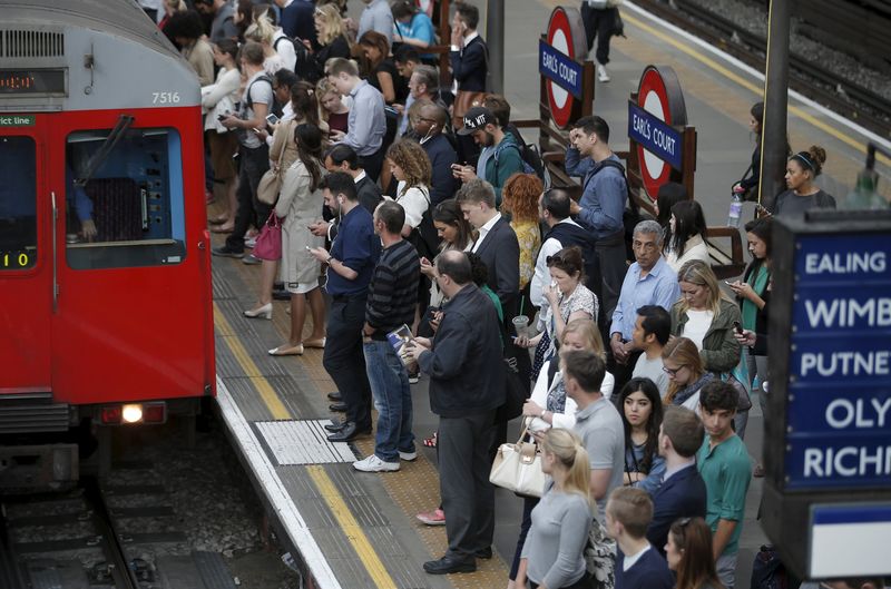 © Reuters. سكان لندن يعانون للذهاب للعمل مع إضراب موظفي قطارات الأنفاق