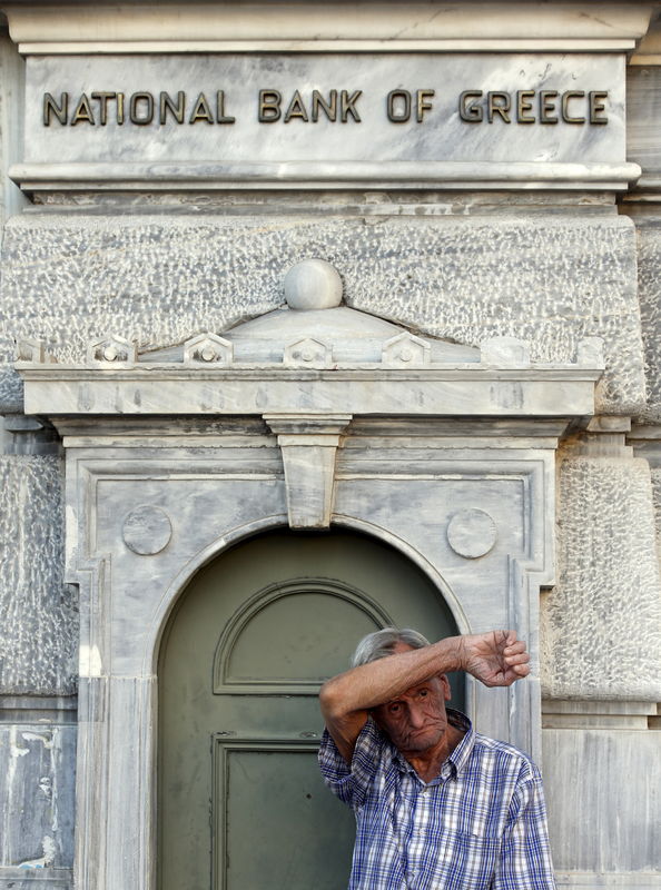 © Reuters. Bancos griegos afrontan cierres haya rescate o no, según fuentes