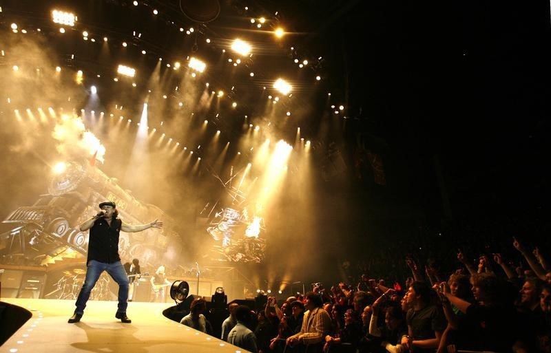 © Reuters. El batería de AC/DC, bajo arresto domiciliario por amenazas de muerte