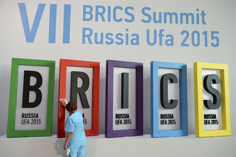 © Reuters. Funcionária limpando painel do Brics durante cúpula em Ufa, na Rússia