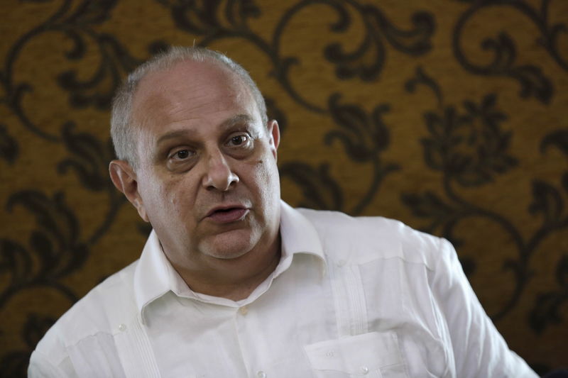 © Reuters. Italy's under-secretary for foreign affairs Mario Giro talks to the media during a news conference in Havana