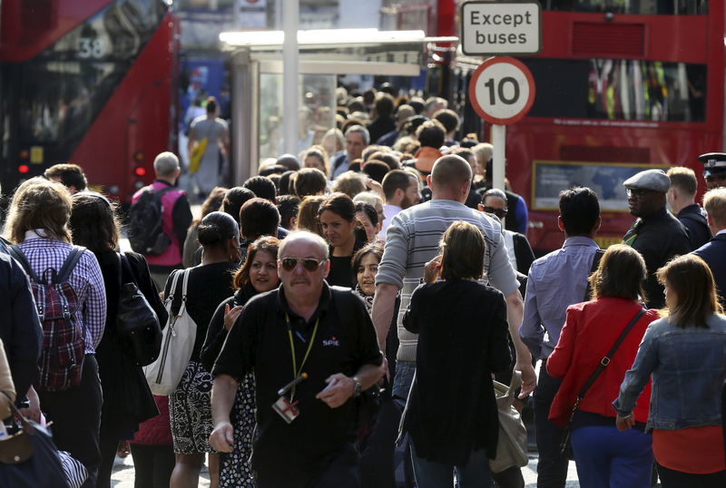 © Reuters. Pessoas na saída da estação de metrô Victoria Station, em Londres