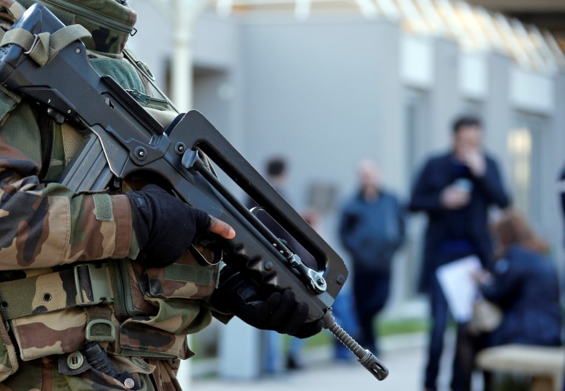 © Reuters. COUP DE POUCE FINANCIER AUX SOLDATS MOBILISÉS POUR L'OPÉRATION SENTINELLE