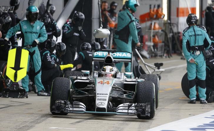© Reuters. La FIA advierte contra las paradas falsas en 'boxes' para engañar a los rivales