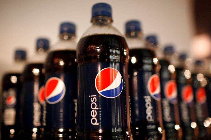 © Reuters. Bottles of Pepsi cola on display at PepsiCo's 2010 Investor Meeting event in New York