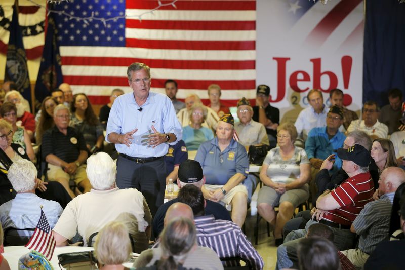 © Reuters. Bush speaks during a town hall campaign stop at the VFW Post in Hudson