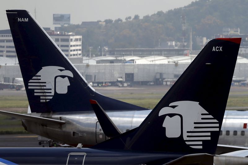 © Reuters. Aeromexico aeroplanes are seen on the airstrip at Benito Juarez international airport in Mexico City