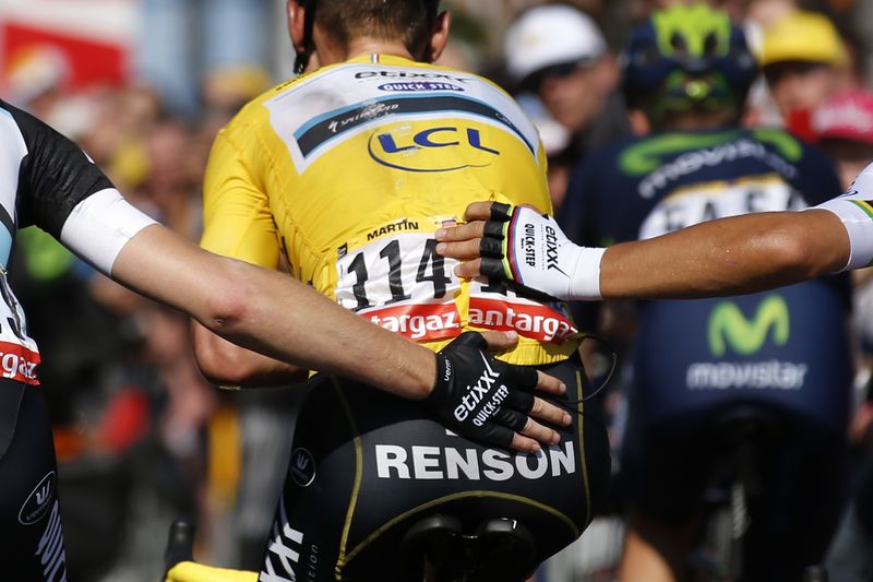 © Reuters. Martin mantiene el liderato en el Tour en una nueva etapa accidentada