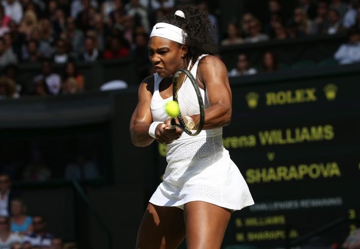 © Reuters. Serena Williams contra Sharapova em Wimbledon 