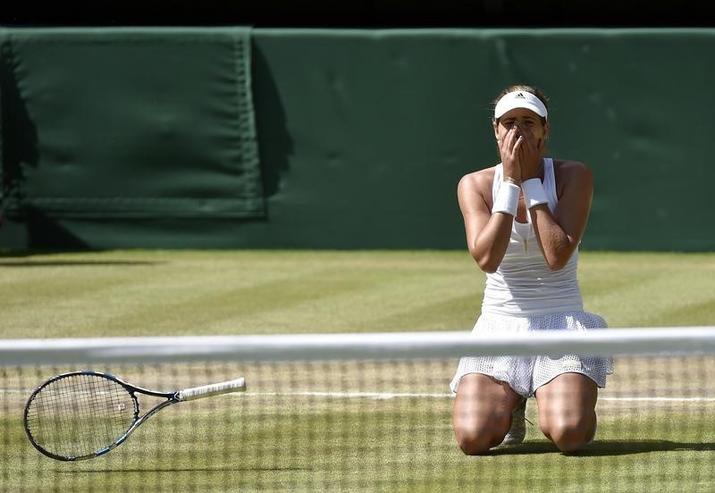 © Reuters. La finalista Muguruza, creciendo cada vez más sobre hierba