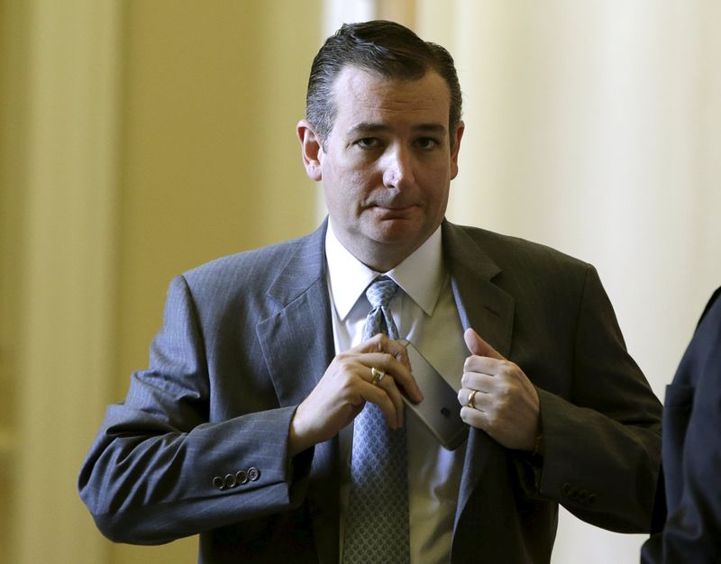 © Reuters. Senator Cruz heads back to the Senate floor after Republican party's caucus luncheons on Capitol Hill in Washington