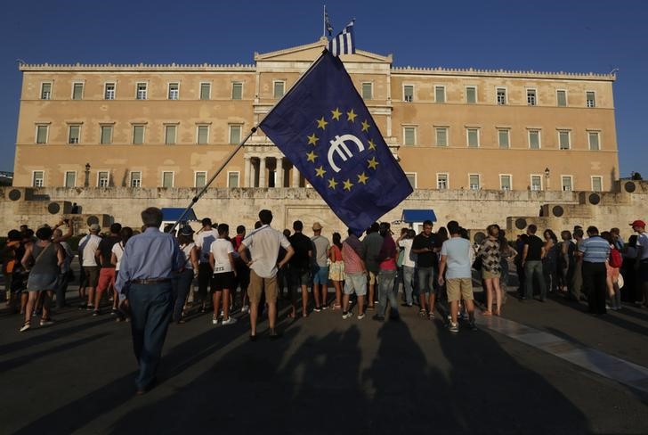 © Reuters. Bandeira da UE com logo do euro em protesto em frente ao Parlamento em Atenas