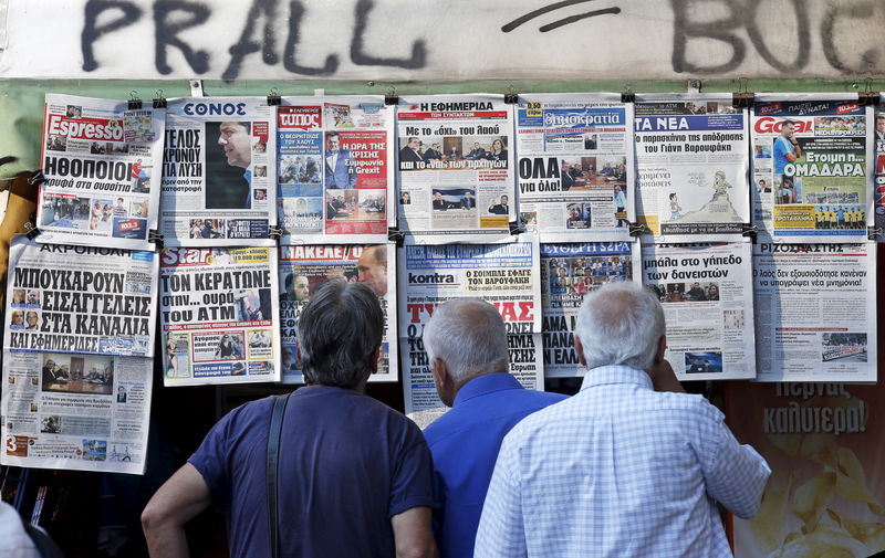 © Reuters. الصحف اليونانية لا تجد الورق