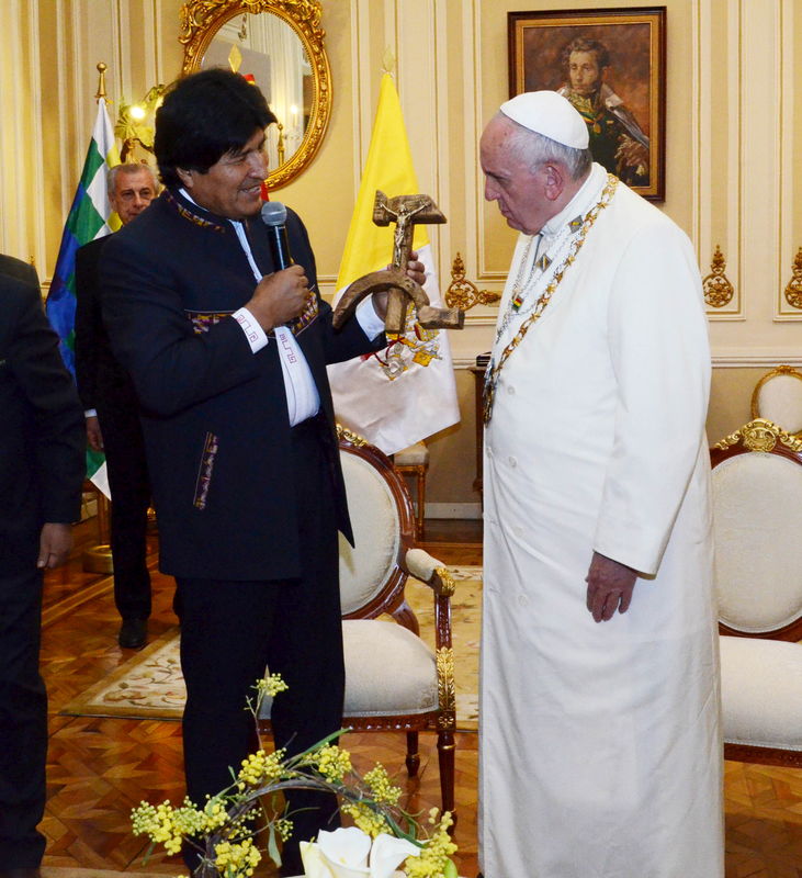 © Reuters. Presidente da Bolívia, Evo Morales, presenteia papa