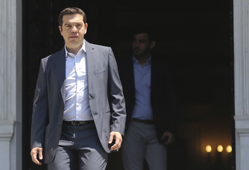 © Reuters. Premiê grego deixa escritório em Atenas