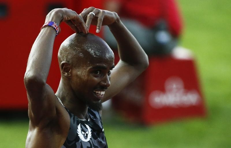 © Reuters. Farah of Britain makes the 'Mobot' gesture after he finished the 5000 metres men event at the IAAF Diamond League Athletissima athletics meeting at the Pontaise Stadium in Lausanne