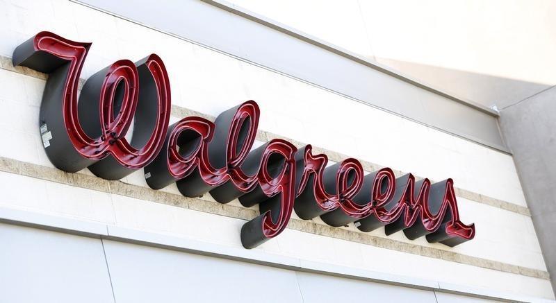 © Reuters. The sign of a Walgreens store is pictured in Pasadena