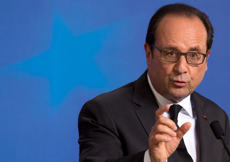 © Reuters. Hollande insta a reanudar la negociación con Grecia 